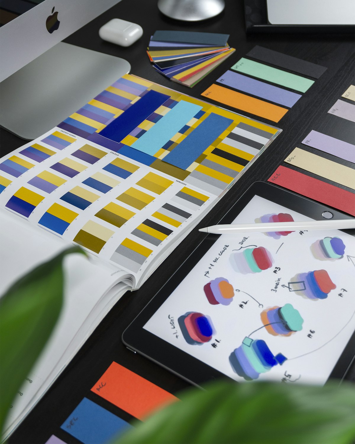 Panel de diseños con paleta de marca y piezas visuales en SCM